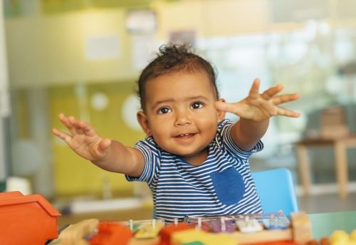 Uma escola que abre suas portas para o Berçário e atende até o 5º ano proporciona uma transição natural entre as etapas do desenvolvimento infantil. Essa continuidade permite que a criança cresça em um ambiente familiar, cercada por profissionais que acompanham e compreendem sua trajetória, fortalecendo o vínculo com a escola.