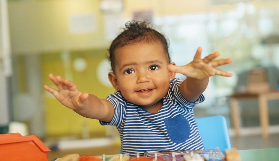 Uma escola que abre suas portas para o Berçário e atende até o 5º ano proporciona uma transição natural entre as etapas do desenvolvimento infantil. Essa continuidade permite que a criança cresça em um ambiente familiar, cercada por profissionais que acompanham e compreendem sua trajetória, fortalecendo o vínculo com a escola.