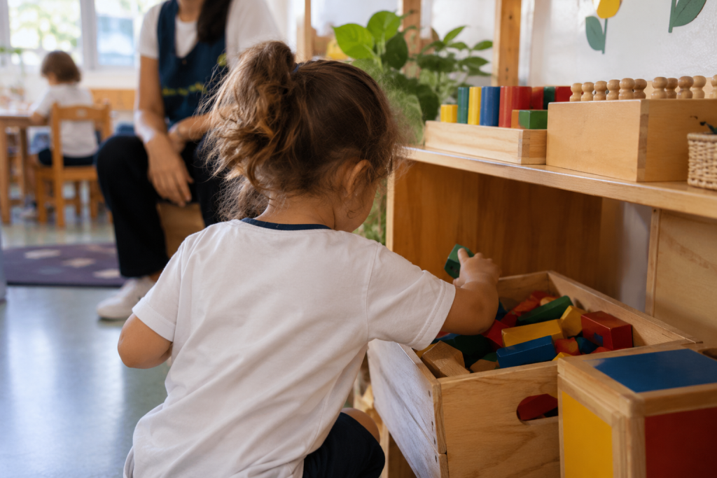 A autonomia infantil não significa fazer tudo sozinho, mas conquistar gradualmente a confiança necessária para experimentar, tomar pequenas decisões e lidar com os desafios do cotidiano. E a rotina escolar tem um papel importante nesse processo. Na Escola Nana Nenem, os momentos de cuidado, brincadeira, alimentação e aprendizagem oferecem oportunidades para que as crianças desenvolvam novas habilidades, respeitando seu ritmo e suas necessidades.