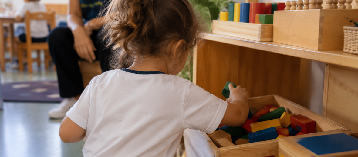 A autonomia infantil não significa fazer tudo sozinho, mas conquistar gradualmente a confiança necessária para experimentar, tomar pequenas decisões e lidar com os desafios do cotidiano. E a rotina escolar tem um papel importante nesse processo. Na Escola Nana Nenem, os momentos de cuidado, brincadeira, alimentação e aprendizagem oferecem oportunidades para que as crianças desenvolvam novas habilidades, respeitando seu ritmo e suas necessidades.