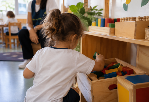 A autonomia infantil não significa fazer tudo sozinho, mas conquistar gradualmente a confiança necessária para experimentar, tomar pequenas decisões e lidar com os desafios do cotidiano. E a rotina escolar tem um papel importante nesse processo. Na Escola Nana Nenem, os momentos de cuidado, brincadeira, alimentação e aprendizagem oferecem oportunidades para que as crianças desenvolvam novas habilidades, respeitando seu ritmo e suas necessidades.