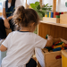 A autonomia infantil não significa fazer tudo sozinho, mas conquistar gradualmente a confiança necessária para experimentar, tomar pequenas decisões e lidar com os desafios do cotidiano. E a rotina escolar tem um papel importante nesse processo. Na Escola Nana Nenem, os momentos de cuidado, brincadeira, alimentação e aprendizagem oferecem oportunidades para que as crianças desenvolvam novas habilidades, respeitando seu ritmo e suas necessidades.