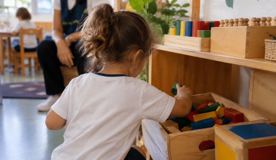 A autonomia infantil não significa fazer tudo sozinho, mas conquistar gradualmente a confiança necessária para experimentar, tomar pequenas decisões e lidar com os desafios do cotidiano. E a rotina escolar tem um papel importante nesse processo. Na Escola Nana Nenem, os momentos de cuidado, brincadeira, alimentação e aprendizagem oferecem oportunidades para que as crianças desenvolvam novas habilidades, respeitando seu ritmo e suas necessidades.